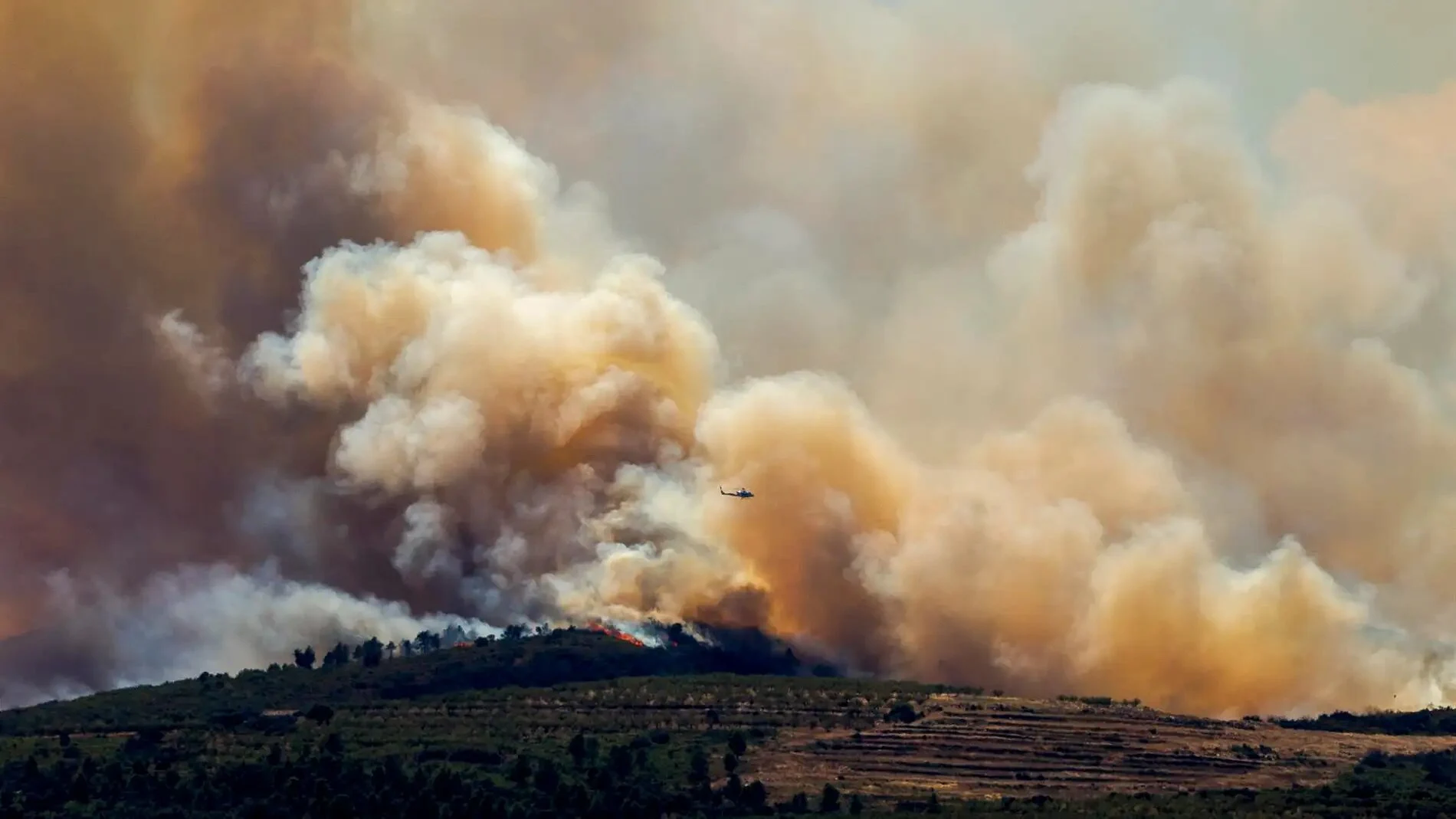 El Fuego de Bejís avanza hacia la Sierra Calderona que ya arde por un nuevo incendio en Olocau