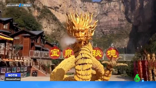 Así es la impresionante estatua gigante del dragón dorado creada con 50 mil mazorcas de maíz Así es la impresionante estatua gigante del dragón dorado creada con 50 mil mazorcas de maíz