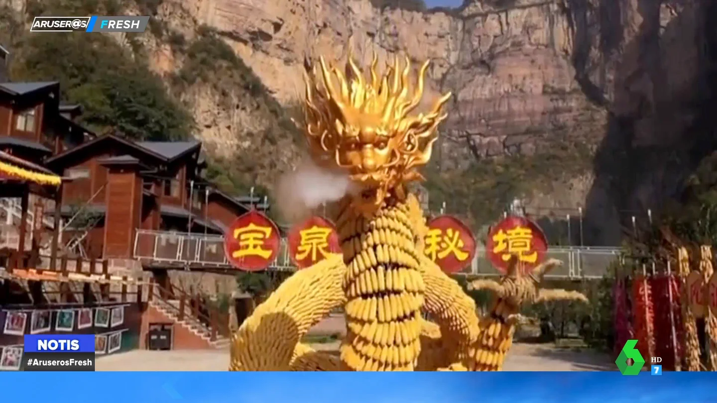 Así es la impresionante estatua gigante del dragón dorado creada con 50 mil mazorcas de maíz Así es la impresionante estatua gigante del dragón dorado creada con 50 mil mazorcas de maíz