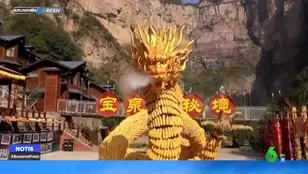 Así es la impresionante estatua gigante del dragón dorado creada con 50 mil mazorcas de maíz