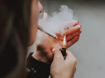 persona fumando persona fumando