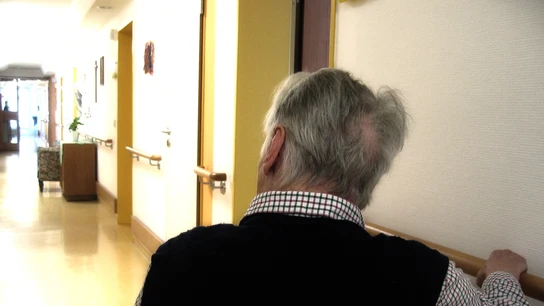 Anciano en una residencia El río de cenizas - Rafael Reig