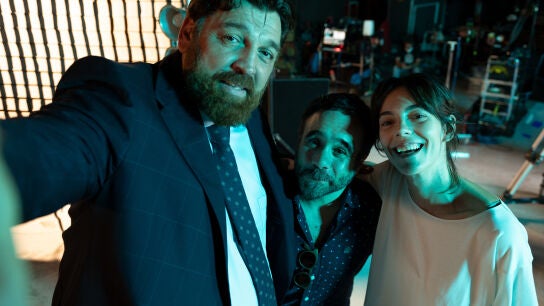 El director de 'Reina Roja' Koldo Serra, junto a Hovik Keuchkerian y Vicky Luengo en el rodaje en Madrid
