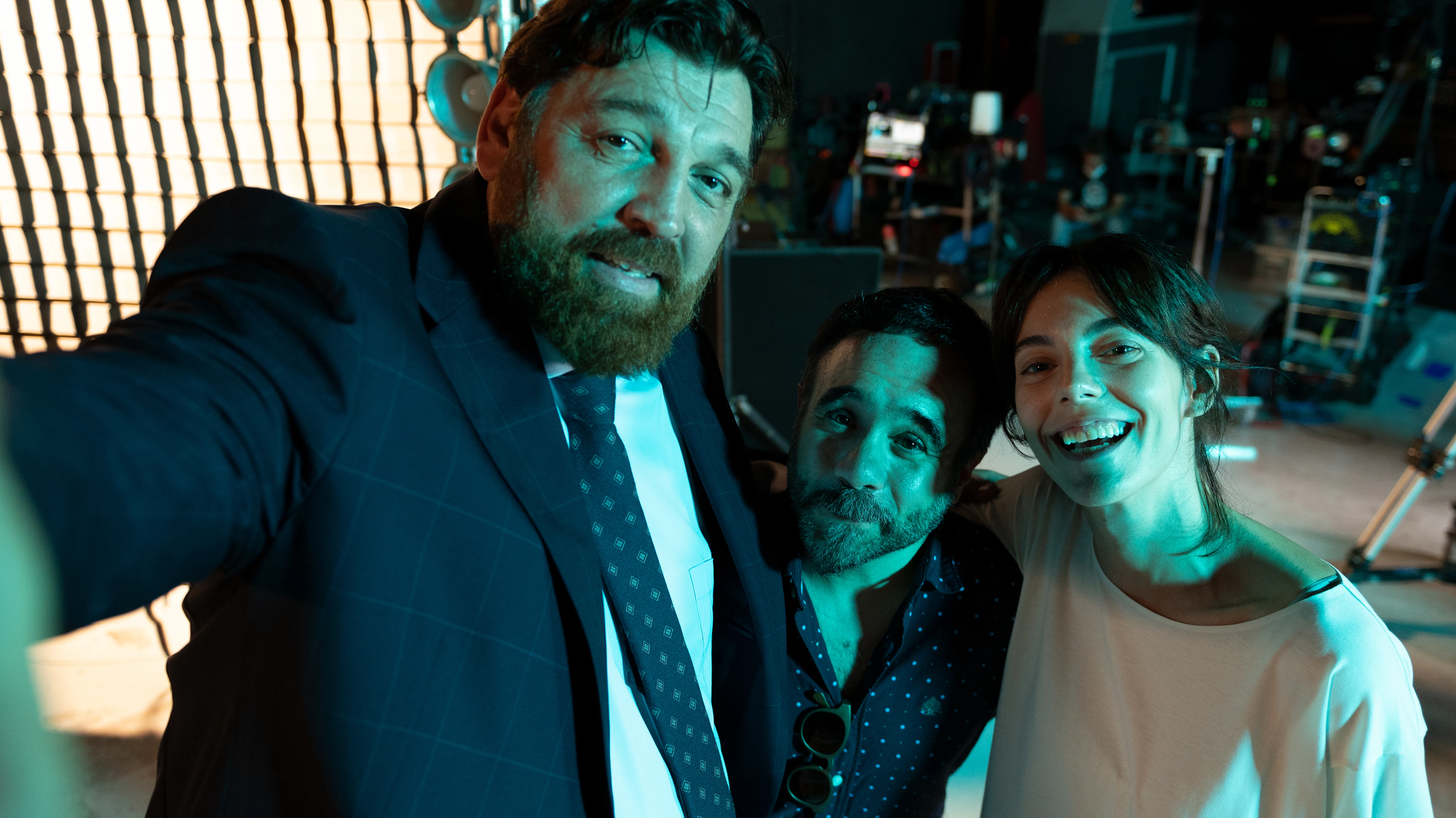 El director de 'Reina Roja' Koldo Serra, junto a Hovik Keuchkerian y Vicky Luengo en el rodaje en Madrid