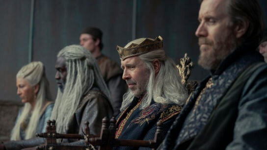 El rey Viserys quiere mantener la paz y la tranquilidad pero su familia tiene otros planes...