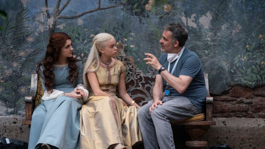 Miguel Sapochnik habla con las versiones jóvenes de Rhaenyra y Alicent.