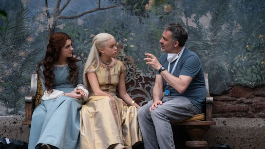 Miguel Sapochnik habla con las versiones jóvenes de Rhaenyra y Alicent. Miguel Sapochnik habla con las versiones jóvenes de Rhaenyra y Alicent.