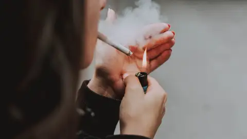 El tabaco, el alcohol o el sobrepeso causan casi la mitad de las muertes por cáncer Fumar es perjudicial para la salud