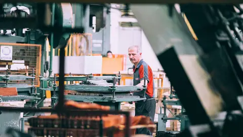 Trabajador en una fábrica Trabajador en una fábrica