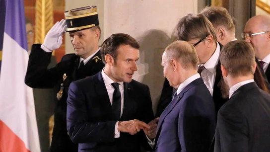 Macron dialoga con Putin durante un evento celebrado en 2019 Macron dialoga con Putin durante un evento celebrado en 2019