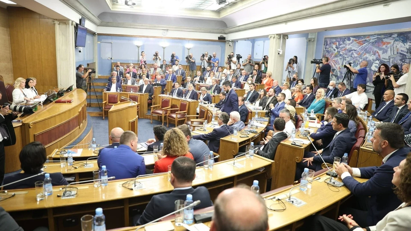 Cae el Gobierno de Montenegro tras la aprobación de una moción de censura de la oposición socialista Cae el Gobierno de Montenegro tras la aprobación de una moción de censura de la oposición socialista
