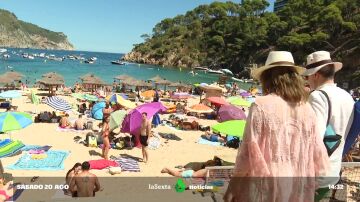 Playas 'privatizadas': pagar por tumbonas de "lujo" en primera línea u optar por la arena atestada de gente 
