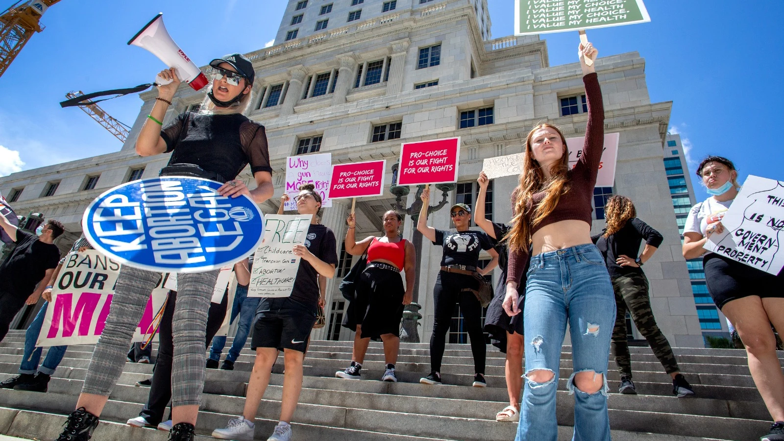 Grupos de mujeres ofrecen su ayuda con mensajes en clave a las embarazadas que quieran abortar en EEUU