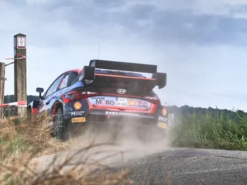 Ott Tänak heredó el liderato de manos de Neuville Ott Tänak heredó el liderato de manos de Neuville