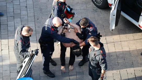 Imagen del hombre detenido tras atrincherarse en su vivienda de Vitoria Imagen del hombre detenido tras atrincherarse en su vivienda de Vitoria