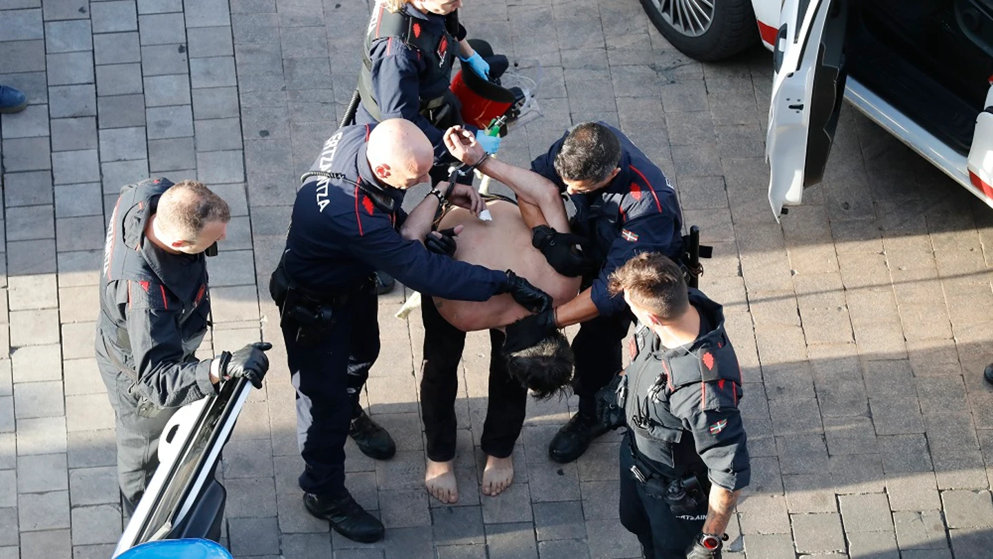 Imagen del hombre detenido tras atrincherarse en su vivienda de Vitoria Imagen del hombre detenido tras atrincherarse en su vivienda de Vitoria