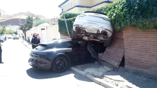 Un coche atraviesa el muro de una vivienda en Madrid tras chocar contra otro vehículo aparcado Un coche atraviesa el muro de una vivienda en Madrid tras chocar contra otro vehículo aparcado