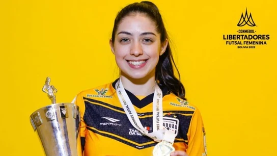 Pietra Medeiros con la medalla y trofeo de la Copa Libertadores Pietra Medeiros con la medalla y trofeo de la Copa Libertadores