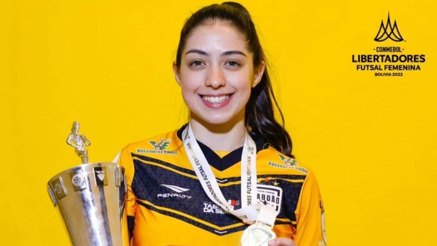 Pietra Medeiros con la medalla y trofeo de la Copa Libertadores Pietra Medeiros con la medalla y trofeo de la Copa Libertadores
