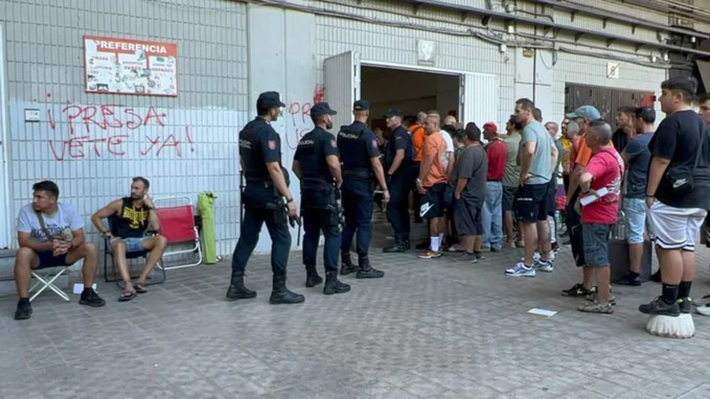 Vergüenza en el Rayo Vallecano: más de doce horas de cola para abonarse Vergüenza en el Rayo Vallecano: más de doce horas de cola para abonarse