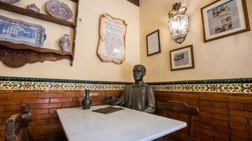 Estatua de Federico García Lorca en el comedor