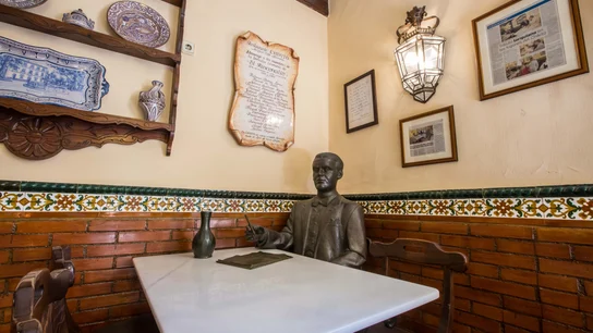 Estatua de Federico García Lorca en el comedor Estatua de Federico García Lorca en el comedor