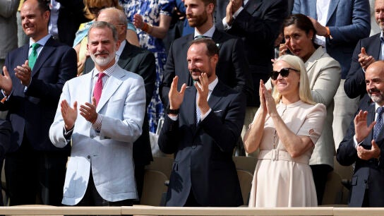 Mette-Marit de Noruega, junto al pr&iacute;ncipe Haakon y el rey Felipe VI, en una imagen de archivo