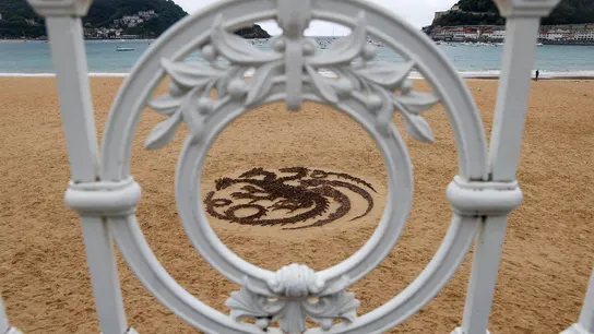 Escudo Targaryen en la playa de la Concha Escudo Targaryen en la playa de la Concha