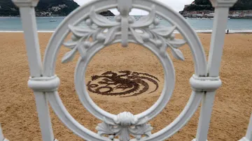 Escudo Targaryen en la playa de la Concha