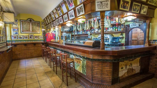 Las paredes del bar decoradas con fotografías de personas que han acudido allí Las paredes del bar decoradas con fotografías de personas que han acudido allí