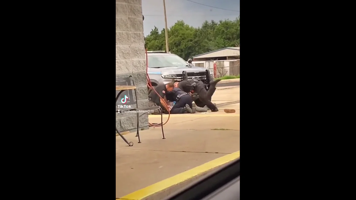 Tres agentes dan una paliza a un hombre en Arkansas Tres agentes dan una paliza a un hombre en Arkansas