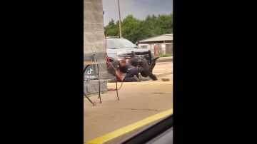Tres agentes dan una paliza a un hombre en Arkansas