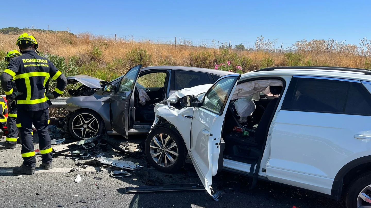 Dos fallecidas y siete heridos en un accidente causado por un vehículo en sentido contrario en Jerez Dos fallecidas y siete heridos en un accidente causado por un vehículo en sentido contrario en Jerez