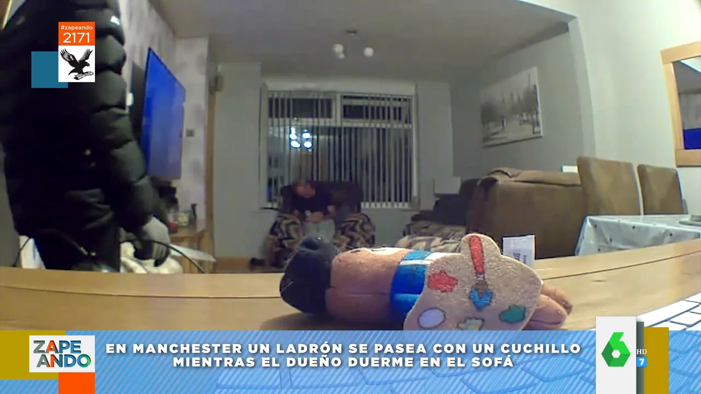 El momento en el que un ladrón entra con un cuchillo a una casa y se encuentra al dueño durmiendo en el sofá El momento en el que un ladrón entra con un cuchillo a una casa y se encuentra al dueño durmiendo en el sofá