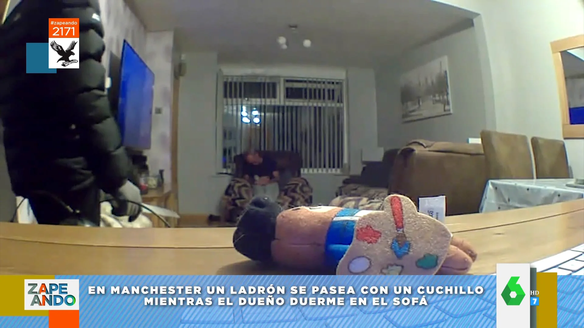 El momento en el que un ladrón entra con un cuchillo a una casa y se encuentra al dueño durmiendo en el sofá