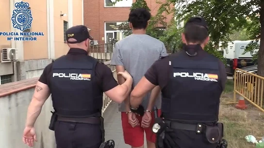 Detención de un miembro de los trinitarios en una foto de archivo. Detención de un miembro de los trinitarios en una foto de archivo.