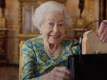 La reina Isabel II saca un sándwich de su bolso
