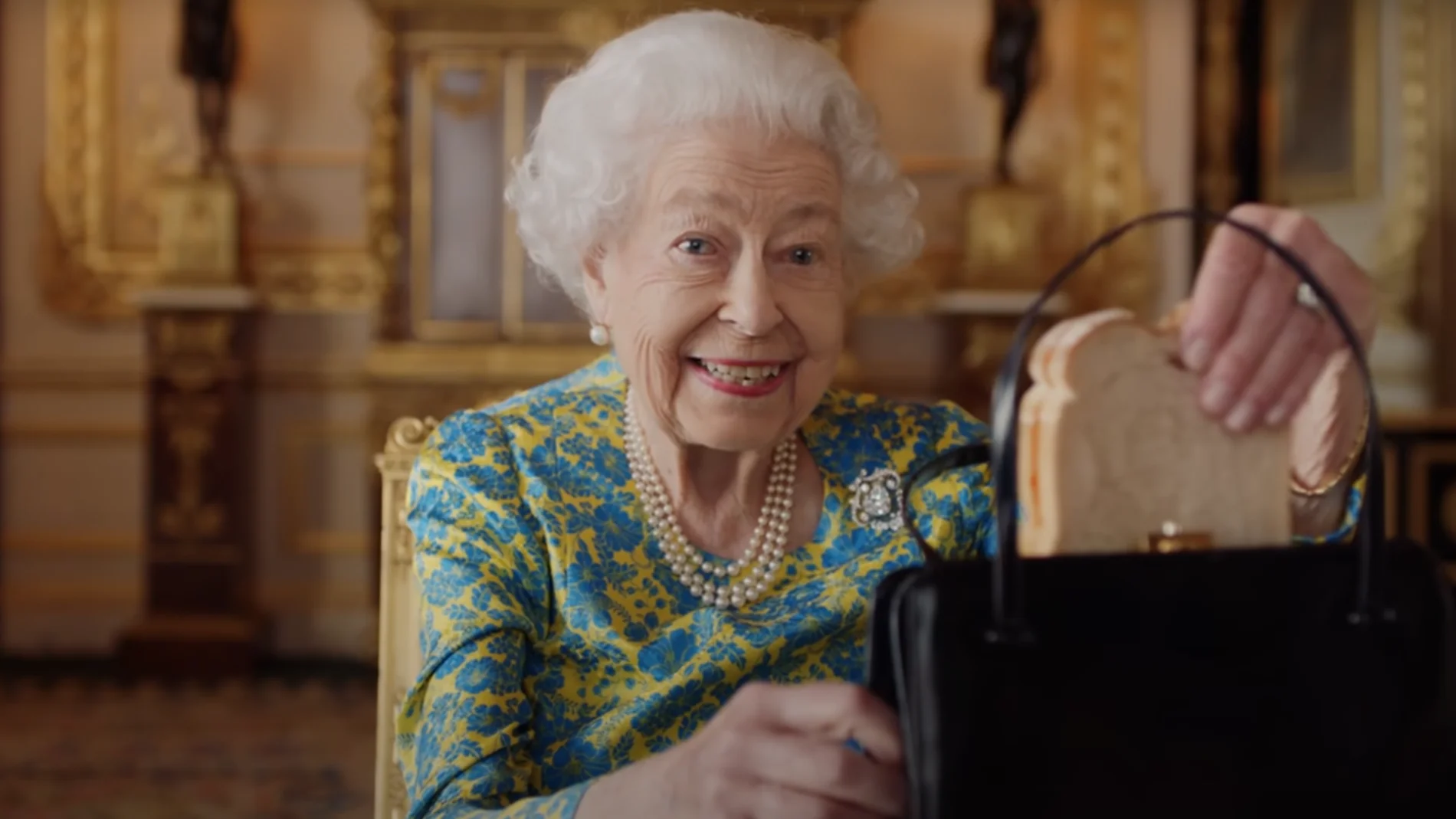 La reina Isabel II saca un sándwich de su bolso