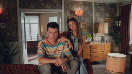 Otis (Asa Butterfield) y Ruby (Mimi Keene) se enfrenta junto al resto de alumnos al nuevo instituto Cavendish Sixth Form