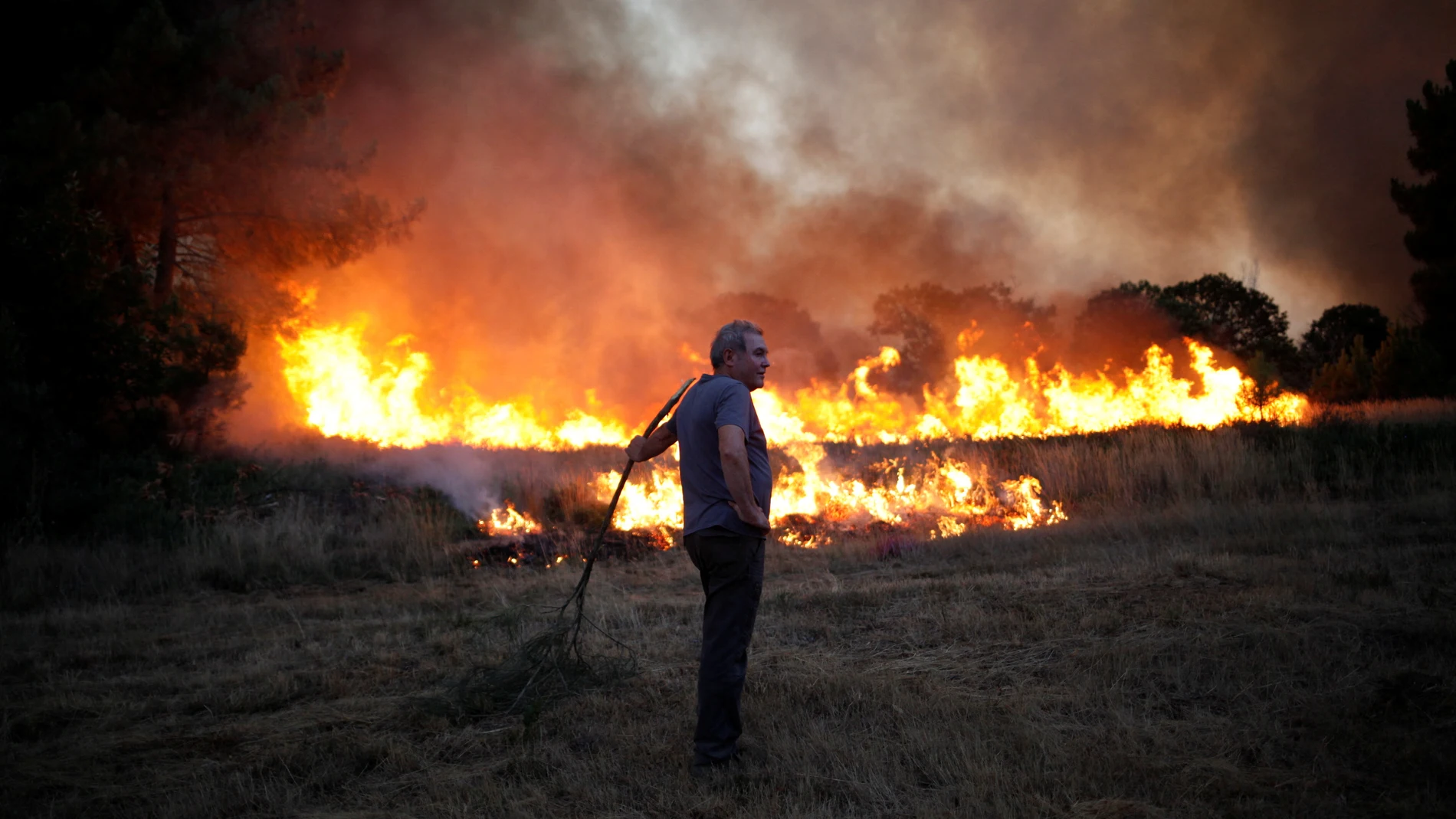 Un hombre, frente a las llamas del incendio en Verín