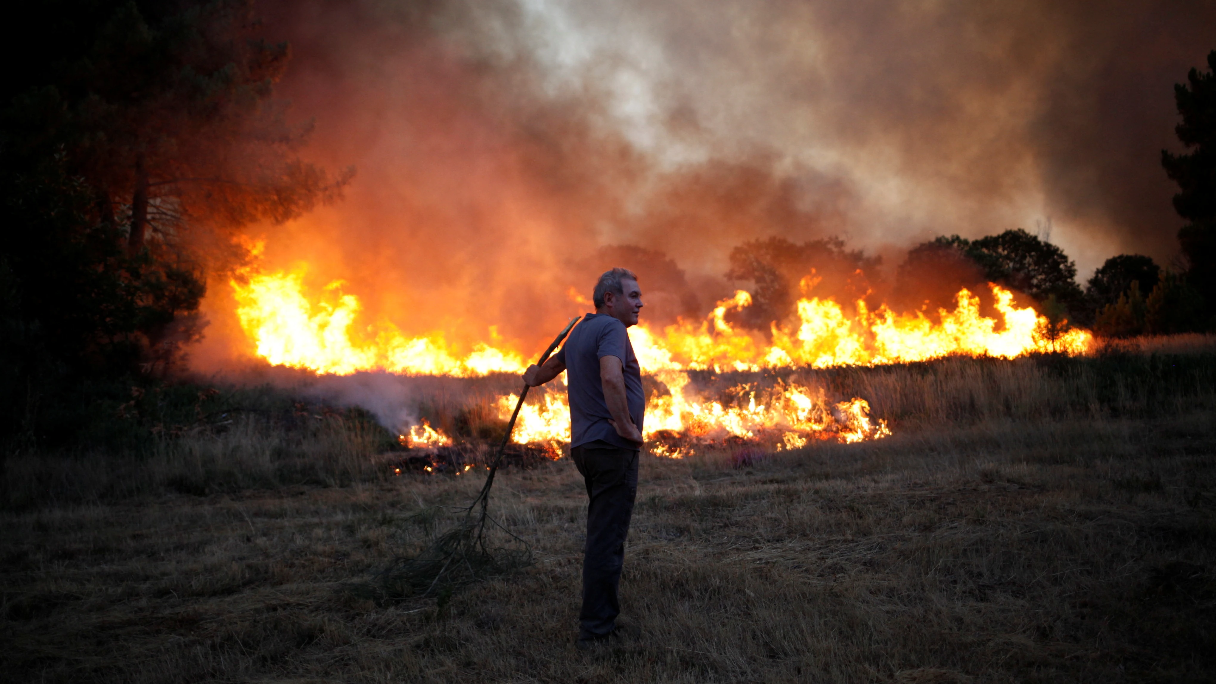 Un hombre, frente a las llamas del incendio en Verín