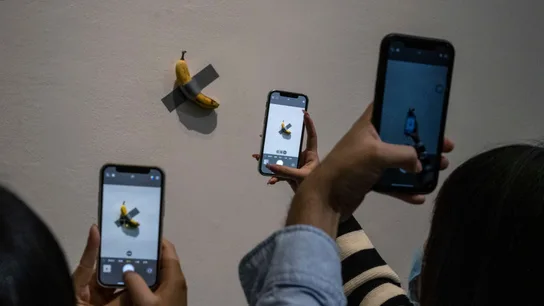 Imagen de la obra de Cattelan fotografiada por el público Imagen de la obra de Cattelan fotografiada por el público