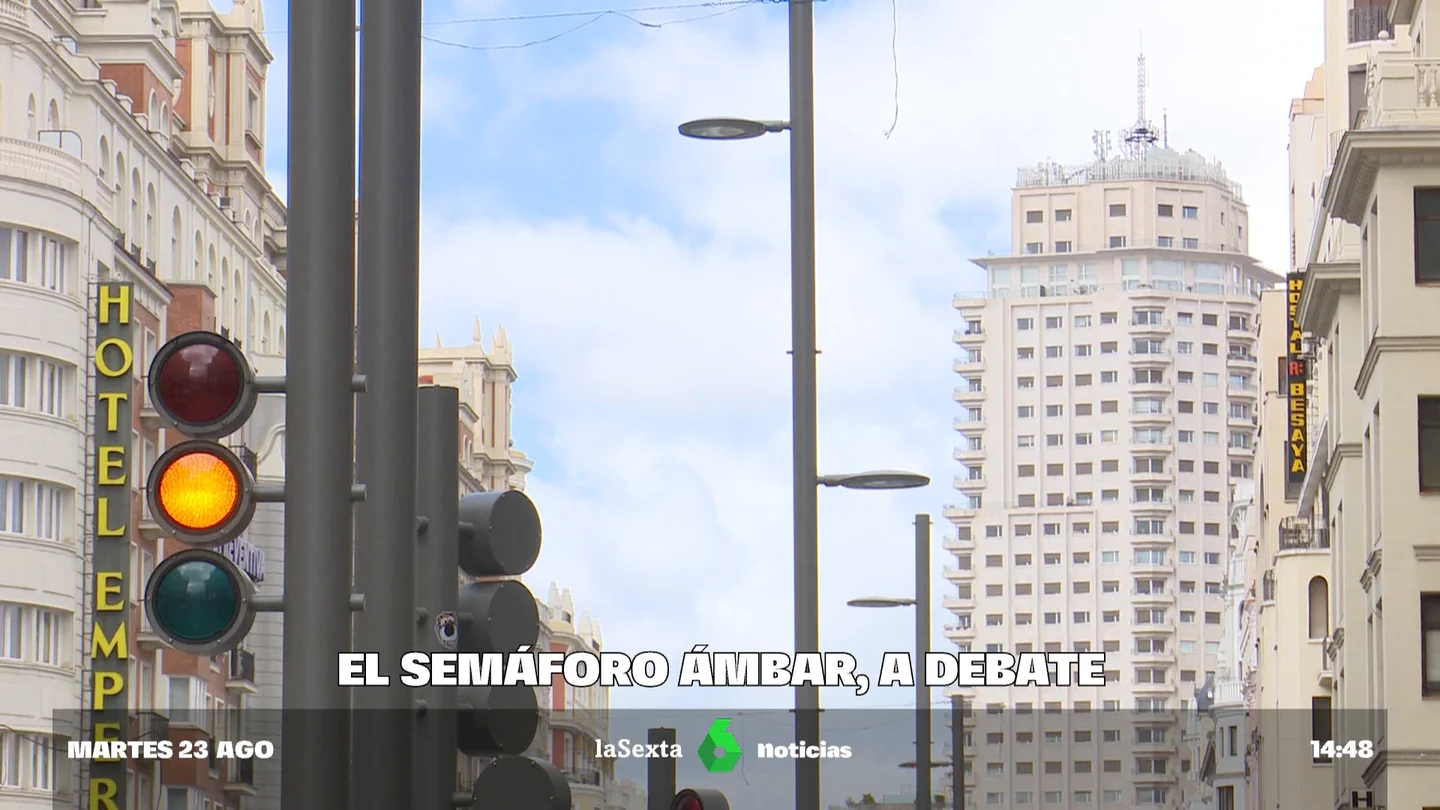 Cruzar o no cruzar: ¿Qué debemos hacer cuando la luz del semáforo está en ámbar? Cruzar o no cruzar: ¿Qué debemos hacer cuando el semáforo está en ámbar? El eterno debate puede llegar pronto a su fin
