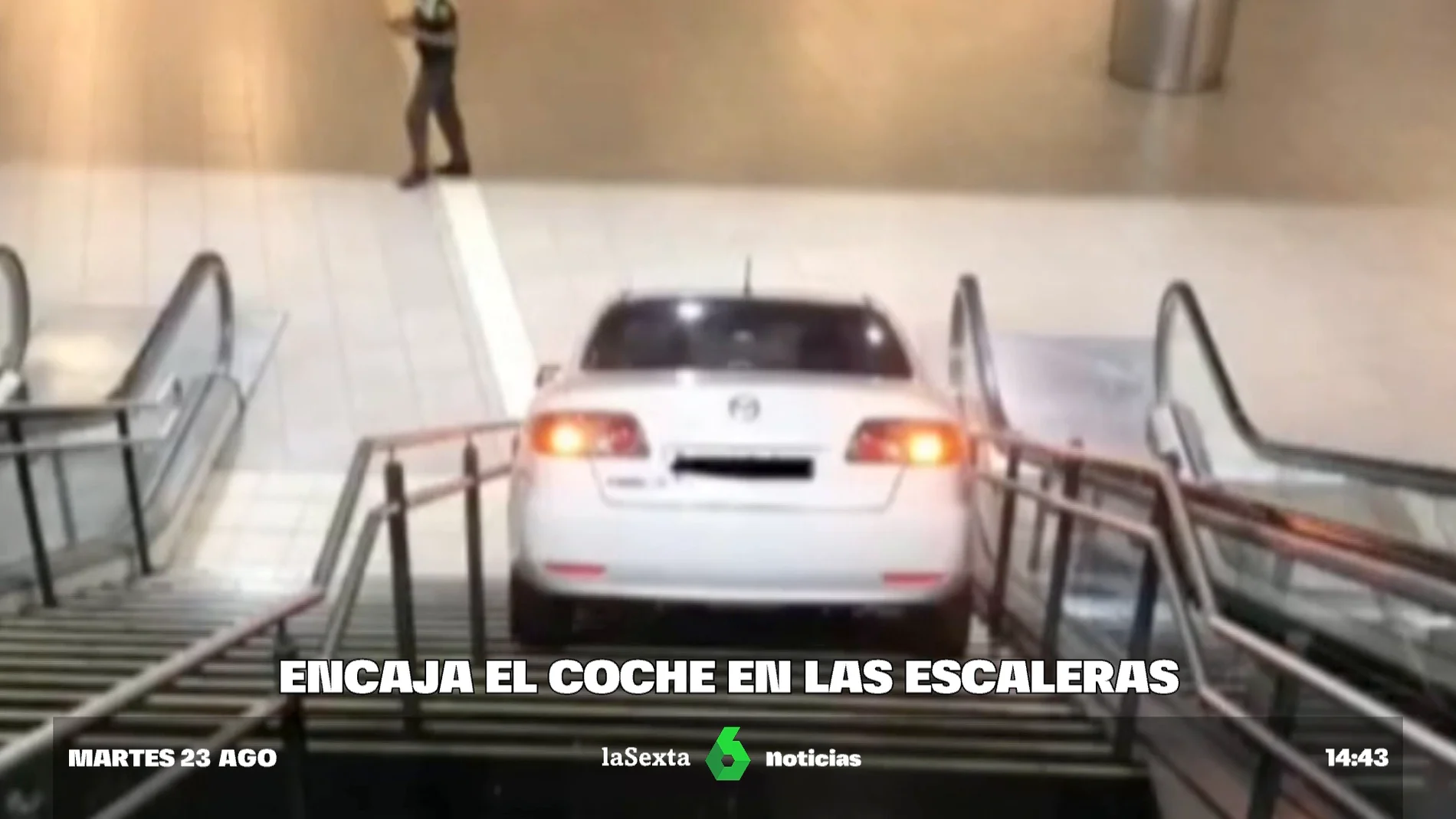 Roba un coche en Madrid y lo 'aparca' en las escaleras del intercambiador de Plaza Elíptica