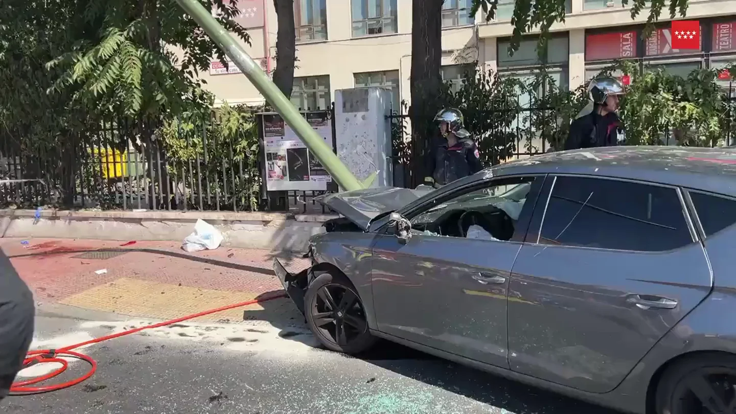 Un conductor choca contra un semáforo y arrolla a una mujer en Alcalá de Henares (Madrid) Un conductor choca contra un semáforo y arrolla a una mujer en Alcalá de Henares (Madrid)
