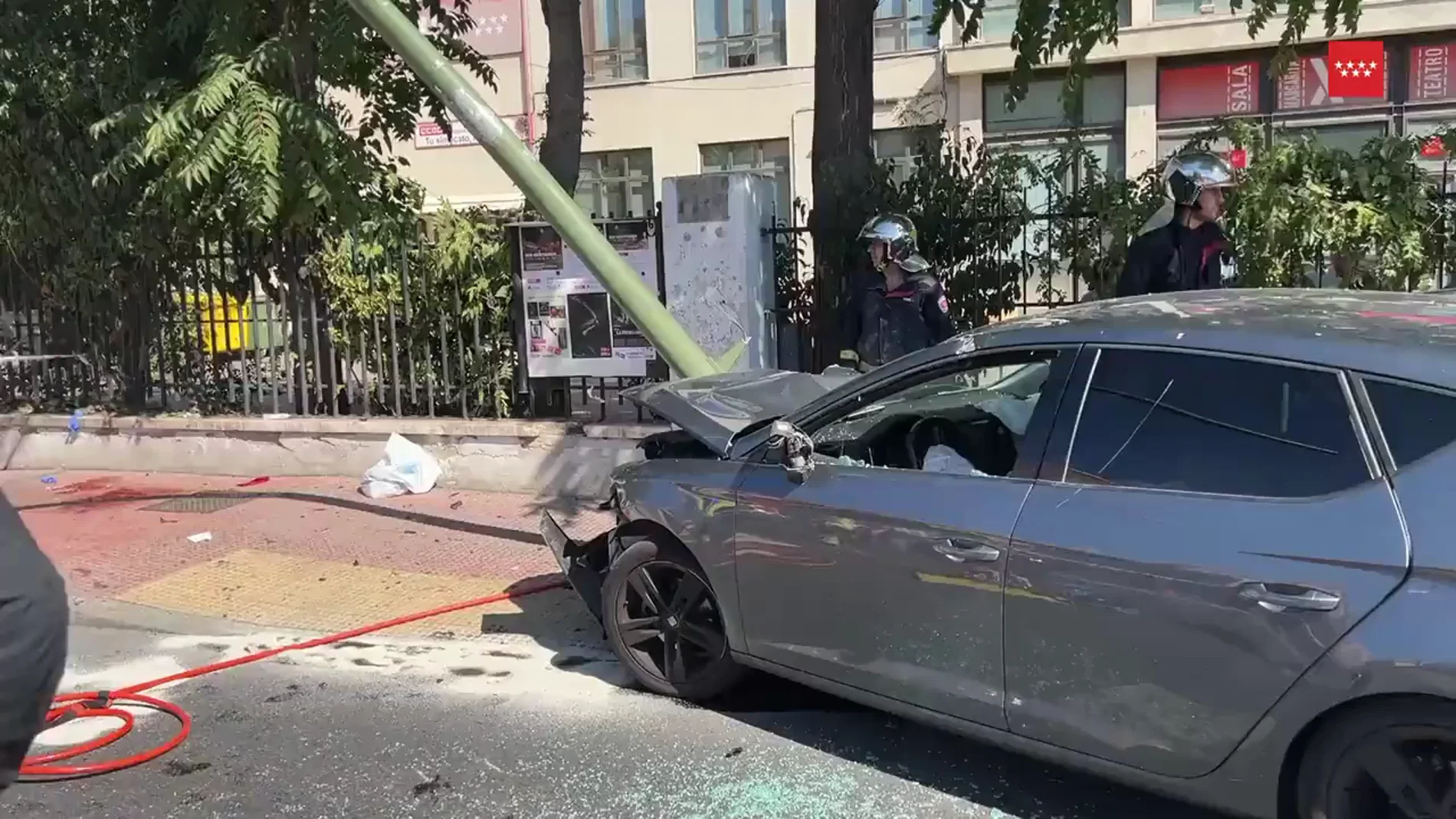 Un conductor choca contra un semáforo y arrolla a una mujer en Alcalá de Henares (Madrid)