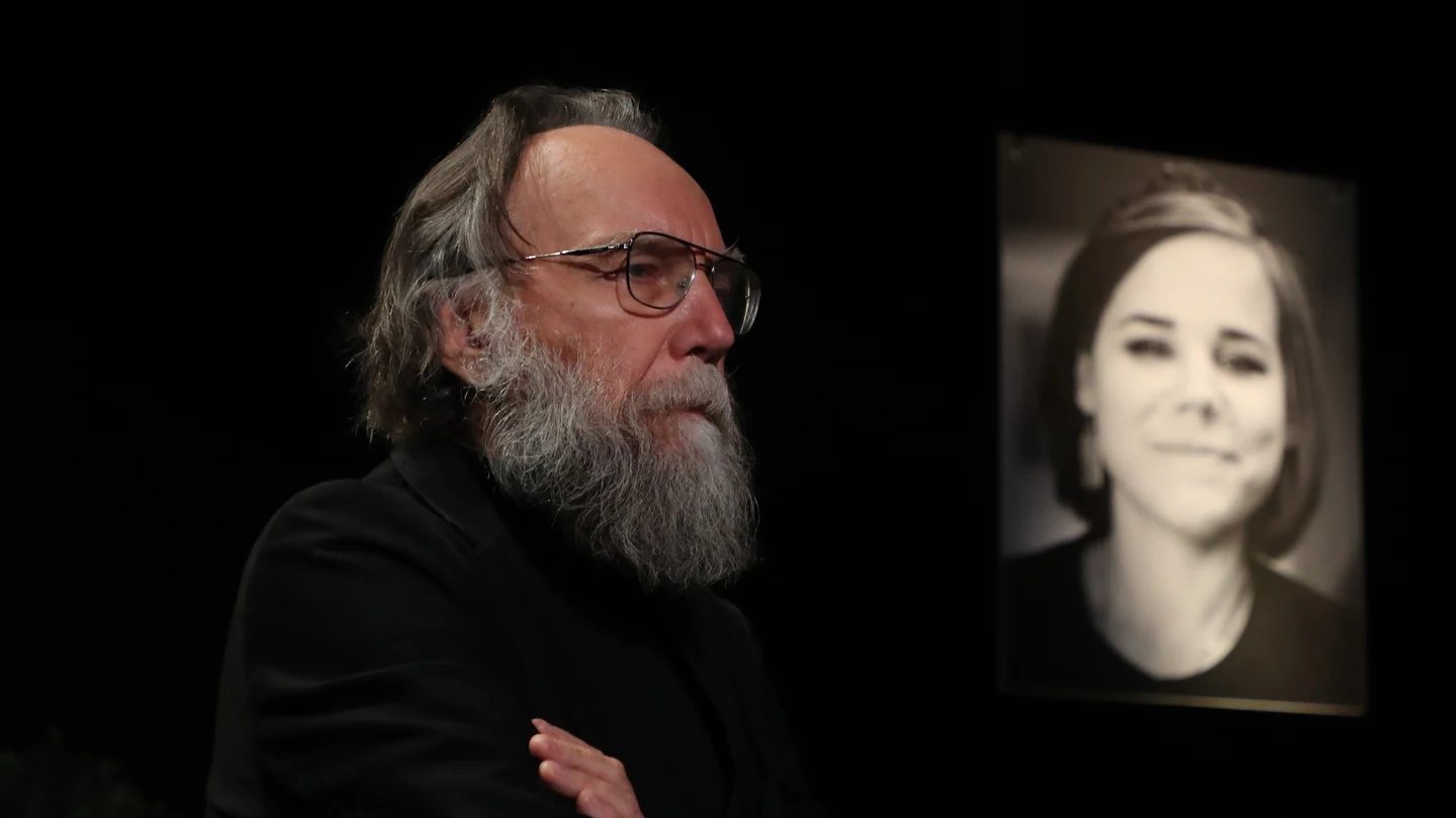 "Su muerte no debe ser en vano": la despedida de Alexsander Duguin, el 'Rasputín' de Putin, en el entierro de su hija "Su muerte no debe ser en vano": la despedida de Alexsander Duguin, el 'Rasputín' de Putin, en el entierro de su hija