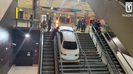 Un coche 'aparcado' en las escaleras del intercambiador de Plaza Elíptica (Madrid) Un coche 'aparcado' en las escaleras del intercambiador de Plaza Elíptica (Madrid)