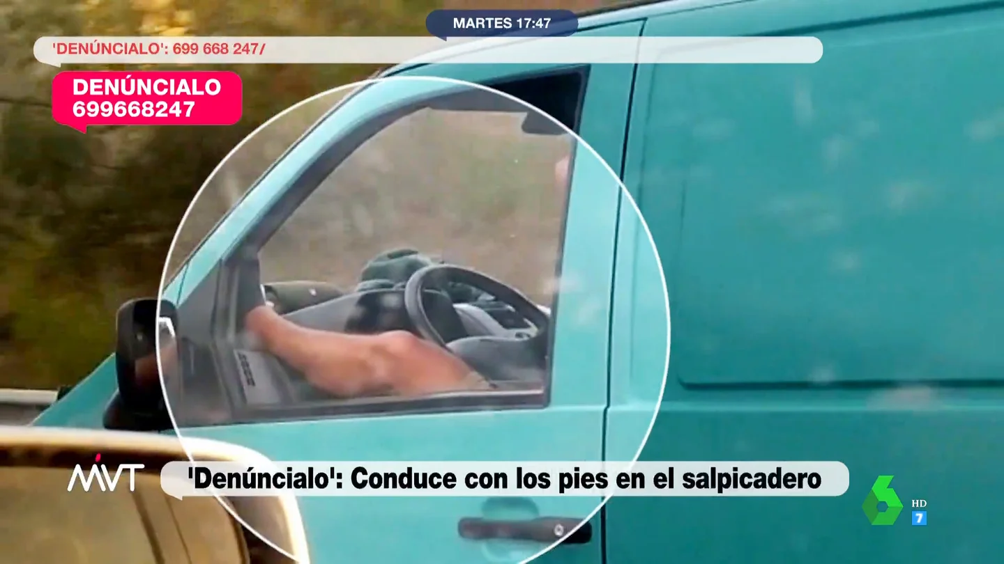 Graban a un hombre conduciendo con los pies en el salpicadero, sin cinturón y sin las manos en el volante Graban a un hombre conduciendo con los pies en el salpicadero, sin cinturón y sin las manos en el volante