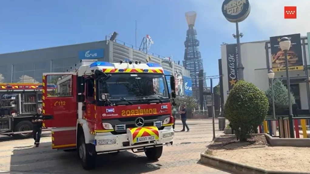 Dos intoxicados en el incendio de un centro comercial de Las Rozas (Madrid)